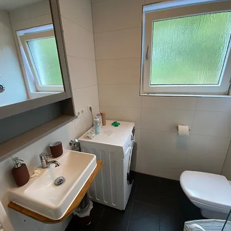 2 - Zimmerwohnung Mit Bad Und Kueche
